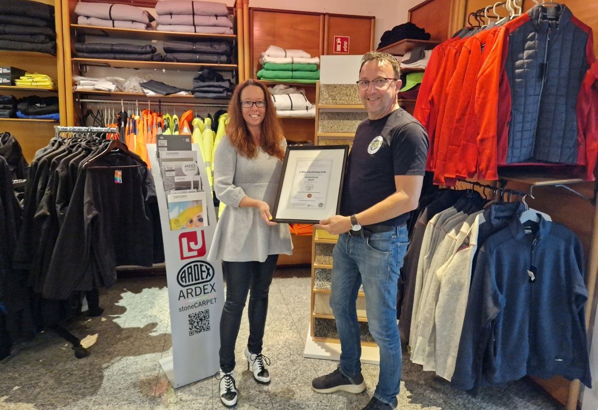 LJ Maler und Beschichtungstechnik GmbH, Sonja Leski-Jaunig erhält die Auszeichnung "Firma mit Handschlagqualität"